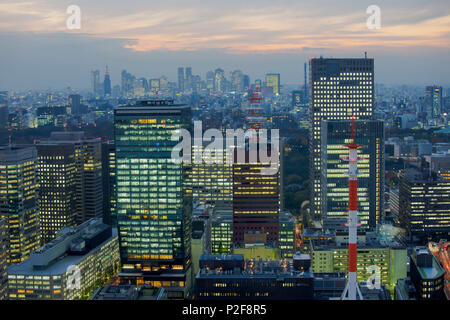 Vue vers Shinjuku de Mandarin Oriental, Nihonbashi, Tokyo, Japon Banque D'Images