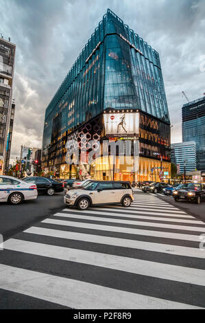 Croisement avec les piétons à Tokyu Plaza Ginza sur une journée nuageuse, Ginza, Chuo-ku, Tokyo, Japon Banque D'Images