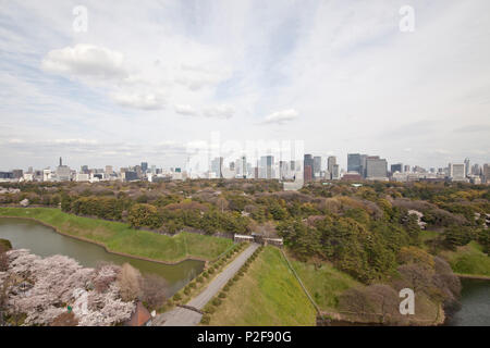 La masse du Palais Impérial avec quartier Marunouchi en arrière-plan, Chiyoda-ku, Tokyo, Japon Banque D'Images