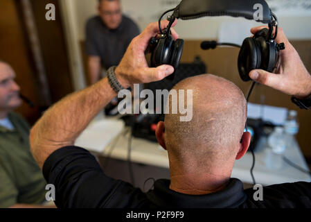 Réserve de l'armée américaine de l'agent spécial Craig, avec le 383e Détachement de la Police militaire, Lakeland, Floride, enlève son casque d'après avoir parlé avec un preneur d'otages au cours de la protection de Capital 2016 à Fort Belvoir, Virginie, le 13 septembre. Environ 15 réserves de l'armée américaine d'enquête criminelle des agents spéciaux formés aux côtés de 25 agents en service actif pour la première fois dans un exercice d'entraînement commun connu sous le bouclier de la capitale, l'accent sur le traitement des lieux du crime, la gestion des preuves et des négociations d'otages, qui a eu lieu du 13 au 15 septembre. Les soldats de réserve qui participent cette année à la protection du capital sont des agents de la Banque D'Images