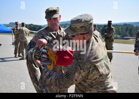 Le colonel Phil Brooks (à gauche), le commandant pour la 1st Armored Brigade Combat Team, 3e Division d'infanterie, et le Sgt Commande. Le major James Wafe (droite) de la brigade de l'enrôle senior advisor, le cas des couleurs de la brigade au cours d'une cérémonie à Hohenfels Domaine de formation, l'Allemagne le 15 septembre. La cérémonie marque la fin de la brigade est temps que la force régionale alloués pour les États-Unis en Europe. (U.S. Photo de l'armée par la CPS. Ryan Tatum) Banque D'Images