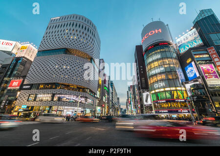 Croisement avec des véhicules en mouvement à Ginza lieu et place de l'imagerie à Ginza pendant heure bleue, Chuo-ku, Tokyo, Japon Banque D'Images