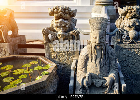 Statue en pierre de moine dans un temple bouddhiste Wat Arun à Bangkok, Thaïlande Banque D'Images