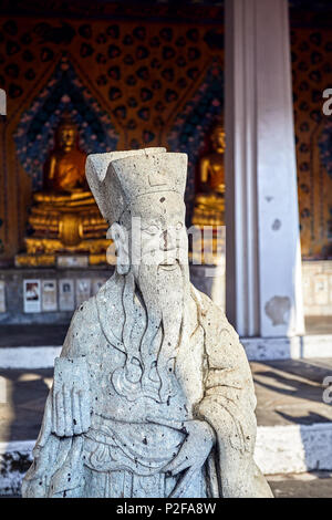 Statue en pierre de moine dans un temple bouddhiste Wat Arun à Bangkok, Thaïlande Banque D'Images