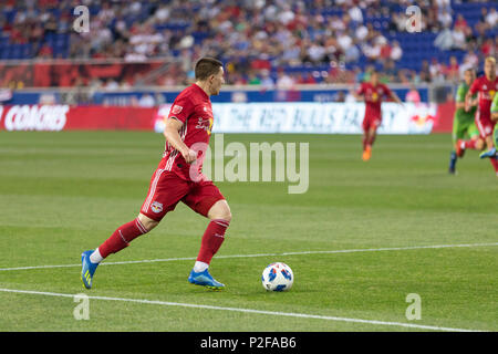 Harrison, NJ - 13 juin 2018 : Alex Muyl (19) Red Bulls de balle des contrôles pendant les match contre MLS Seattle Sounders au Red Bull Arena Red Bulls a remporté 2 -1 Banque D'Images