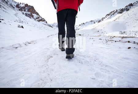 Les randonneurs à pied les jambes autour de la montagne enneigée. La liberté d'trekking concept. Banque D'Images