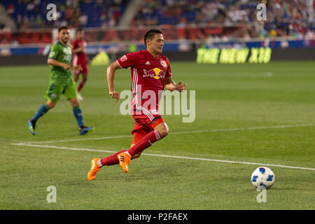 Harrison, NJ - 13 juin 2018 : Sean Davis (27) Red Bulls de balle des contrôles pendant les match contre MLS Seattle Sounders au Red Bull Arena Red Bulls a remporté 2 -1 Banque D'Images