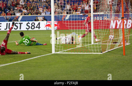 Harrison, NJ - 13 juin 2018 : Daniel Royer (77) Red Bulls de but scores pendant les match contre MLS Seattle Sounders au Red Bull Arena Red Bulls a remporté 2 -1 Banque D'Images