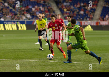 Harrison, NJ - 13 juin 2018 : Sean Davis (27) Red Bulls de balle des contrôles pendant les match contre MLS Seattle Sounders au Red Bull Arena Red Bulls a remporté 2 -1 Banque D'Images