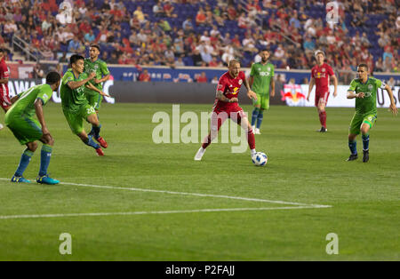 Harrison, NJ - 13 juin 2018 : Daniel Royer (77) Red Bulls de balle des contrôles pendant les match contre MLS Seattle Sounders au Red Bull Arena Red Bulls a remporté 2 -1 Banque D'Images