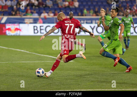 Harrison, NJ - 13 juin 2018 : Daniel Royer (77) Red Bulls de kicks ball pendant les match contre MLS Seattle Sounders au Red Bull Arena Red Bulls a remporté 2 -1 Banque D'Images