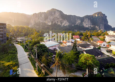 Ao Nang village Tropical avec l'hôtel et de petites maisons à l'arrière-plan la montagne de roche au lever du soleil dans la province de Krabi, Thaïlande Banque D'Images