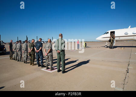 Aux États-Unis et dans l'espagnol hauts dirigeants dire adieu au Corps des Marines des États-Unis Le général Thomas D. Waldhauser, commandant du Commandement de l'Afrique, à l'issue de sa visite à la base aérienne de Morón, Espagne, le 15 septembre 2016. Au cours de sa visite, Waldhauser ont visité la base et a parlé avec les Marines et les marins de l'importance de la Marine à des fins spéciales Groupe Force-Crisis Response-Africa air-sol a pour mission sur le continent de l'Afrique. Les Marines américains et les marins affectés à des fins spéciales Groupe Force-Crisis Response-Africa Marine Les opérations d'aide au commandement, éventualités et la coopération en matière de sécurité aux États-Unis Af Banque D'Images