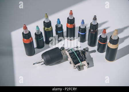 Avec des bouteilles d'encre de tatouage coloré et de la machine Banque D'Images