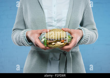 Cropped shot of woman holding green burger végétalien Banque D'Images