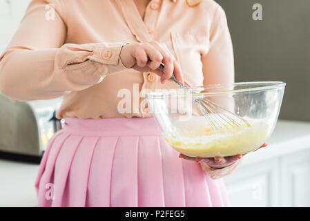 Portrait de femme au fouet de cuisine pâte à Banque D'Images