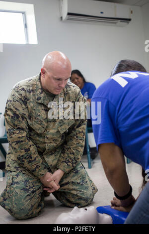 Le Premier maître de la Marine américaine Johnathan Akers avec groupe de contrôle de l'air marin 18, aide un étudiant performing CPR pendant 16 Bouclier Vaillant au collège, Tinian Îles Mariannes du Nord, le 15 septembre 2016. Valiant Shield est une bi U.S. Air Force, la Marine et le Marine Corps se tiendra à Guam, en mettant l'accent sur des compétences dans le maintien de forces conjointes en mer, dans les airs, sur terre et dans le cyberespace. (U.S. Marine Corps photo par Lance Cpl. Jordan A. Talley) Banque D'Images