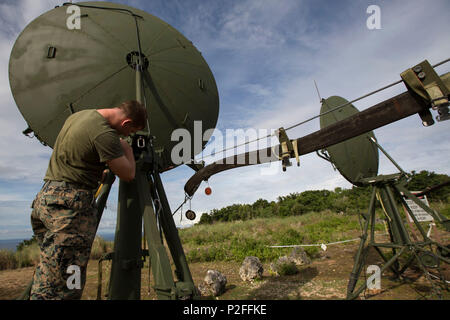 Corps des Marines des États-Unis Le Cpl. Hunter Buley, micro-ondes radio diffusion troposphérique (Terminal/TRC-170(V)2) opérateur avec aile Marine e Escadron des communications (MWCS) 18 règle la trajectoire du terminal lui permet de recevoir et transmettre des données au cours de Valiant Shield 16 à Andersen Air Force Base, Guam, 18 Septembre, 2016. Le terminal radio communications sans coupure fourni entre Guam et Tinian. VS16 est une bi, aux États-Unis seulement, l'exercice de formation sur le terrain qui se concentre sur la formation conjointe avec U.S. Navy, Marine Corps, et l'Armée de l'air pour accroître l'interopérabilité et les relations de travail. (U.S. Marine Corps p Banque D'Images