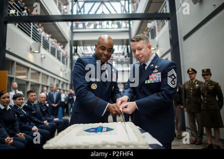 De gauche à droite, le Brig. Le général Trent Edwards Air Force Space Command, directeur de la gestion financière et contrôleur et chef Master Sgt. Brendan Criswell, AFSPC chef commande, utilisez l'épée de cérémonie pour couper le gâteau d'anniversaire de l'Armée de l'air, 16 septembre 2016 à la base aérienne Peterson, Co. plus de 125 membres de l'Air Force Space Command est sorti à l'Air Force cérémonie d'anniversaire. (U.S. Air Force Photo/Tech. Le Sgt. David Salanitri) Banque D'Images