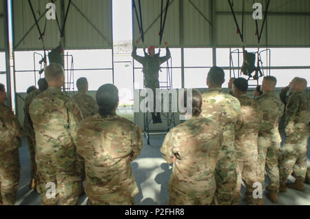 Des soldats du 54e bataillon du génie de la Brigade et 4e Bataillon, 319e Régiment d'artillerie aéroporté, 173e Brigade aéroportée sont dirigées par l'entraînement en français par des formateurs avec le 35e Régiment d'artillerie parachutiste, dans le cadre de l'exercice Colibri à Tarbes, France, septembre 2016 19. Colibri d'exercice démontre et s'appuie sur un partenariat entre nos nations alliées et offre la possibilité de connecter des parachutistes- à la fois personnellement et tactiquement, à renforcer, plus apte. Photo de l'Armée américaine : le s.. Philippe Steiner Banque D'Images