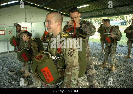 Des soldats du 54e bataillon du génie de la Brigade et 4e Bataillon, 319e Régiment d'artillerie aéroporté, 173e Brigade aéroportée sont dirigées par l'entraînement en français par des formateurs avec le 35e Régiment d'artillerie parachutiste, dans le cadre de l'exercice Colibri à Tarbes, France, septembre 2016 19. Colibri d'exercice démontre et s'appuie sur un partenariat entre nos nations alliées et offre la possibilité de connecter des parachutistes- à la fois personnellement et tactiquement, à renforcer, plus apte. Photo de l'Armée américaine : le s.. Philippe Steiner Banque D'Images