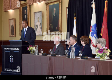 PROVIDENCE, R.I. (16 septembre 2016) -- Le secrétaire adjoint de la marine pour la main-d'oeuvre et de réserver étrangères Franklin R. Parker discours donne à des dirigeants et des représentants de l'Armée de l'air, ROTC Brown University et College of the Holy Cross lors d'une cérémonie à Sayles, Hall, sur le campus de l'Université Brown du 16 septembre. La cérémonie a eu lieu à restaurer la participation à la formation des officiers de réserve de Corps (ROTC) programmes à l'Université Brown. (Official U.S. Navy image par Michael F. Miller/libérés) Banque D'Images