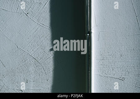 Vue rapprochée de fils électriques sur le mur de béton gris Banque D'Images