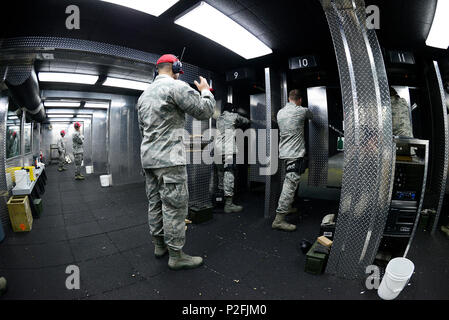 Les instructeurs des armes de combat affecté à la 105e Escadron de défense de la Base, Stewart Air National Guard Base, Newburgh, New York conduite M-9 qualification pistolet avec formation d'aviateurs de la 105e Escadre de transport aérien et de la 107e Escadre de transport aérien, Niagara Falls, New York, à SANGB 20 Septembre, 2016. Aviateurs et soldats de tout l'état ont été activés à l'aide dans les opérations de sécurité autour de la zone métropolitaine de la ville de New York suite à l'explosion et la découverte d'engins explosifs dans la ville et dans le New Jersey la semaine dernière. (U.S. Air Force photo de Julio A. Olivencia Jr.) Banque D'Images