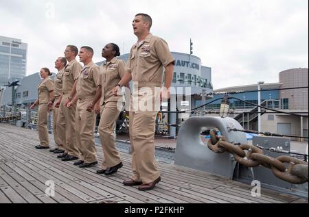 160916-N-OA833-029 Norfolk, Va. (sept. 16, 2016) Le chef sélectionne l'assaut amphibie USS Kearsarge LHD (3) chanter l'ancre à l'ouverture de leur premier maître de l'épinglage cérémonie tenue à bord du navire de guerre USS Wisconsin déclassés (BB 64). Six chefs de Kearsarge ont reçu leurs ancres et combinaison couvre pendant la cérémonie. (U.S. Photo par marine Spécialiste de la communication de masse 1re classe Tchad Runge/libérés) Banque D'Images