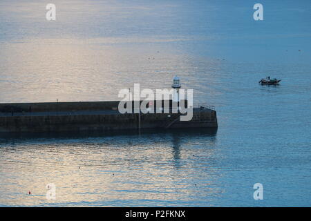 Le port de St Ives, Cornwall, phare, au sud-ouest, Angleterre, Royaume-Uni. Banque D'Images