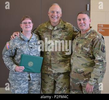 Le lieutenant-colonel Debra A. Cisney, 63e Bataillon de soutien de brigade commandant sortant, le Colonel Joseph Riciardi Manœuvre, 303e brigade, commandant de l'amélioration et le lieutenant-colonel Peter F. Gleason, un résident de la Californie, Tracy et 63e commandant entrant BSB, étaient présents, au cours d'une cérémonie de changement à la George W. Dunaway Réserve de l'Armée Centre à Sloan, Nevada le 10 septembre. Banque D'Images