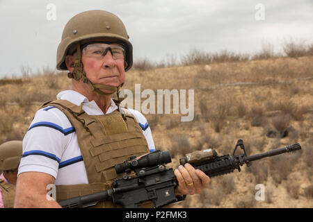 Le général à la retraite James Myatt, actuellement président et chef de la Marines' Memorial Association, attend de recevoir la commande d'engagement sa cible avec un M4A1 Carbine à bord Marine Corps Base Camp Pendleton, en Californie, le 19 septembre 2016. Membres de MMA ont eu l'occasion de faire l'expérience de l'entraînement et l'équipement de la Marine Corps. (U.S. Marine Corps photo par Lance Cpl. Bradley J. Morrow) Banque D'Images