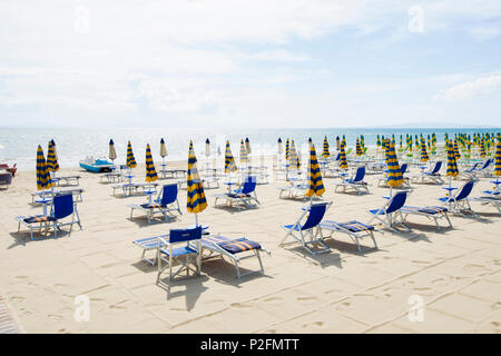 Chaises de plage et la plage, Follonica, province de Grosseto, Toscane, Italie Banque D'Images