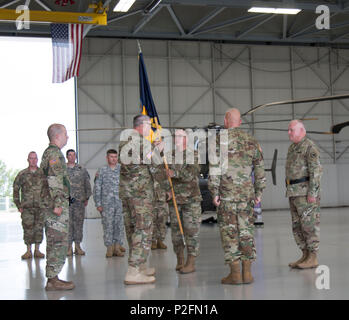 HOPE HULL, Ala. (sept. 17, 2016) -- Commande Le Sgt. Le major Wiley P. Russell, le sergent-major de commandement de la 122e Commande des troupes, la Garde nationale de l'Alabama, offre les couleurs de l'unité à son commandant, le Colonel Zachary E. Maner, durant la cérémonie de passation de commandement à l'aviation de l'Armée de soutien # 1, Fort R. W. Shepherd armoirie, ici, aujourd'hui. Russell, de Gulf Shores, Alabama), est le principal membre de la 122s et le principal conseiller de son commandant, symbolisé par le biais de son rôle de gardien de l'unité de couleurs pour le commandant. Maner, de Mobile, en Alabama, le commandant sortant de la 12 Banque D'Images