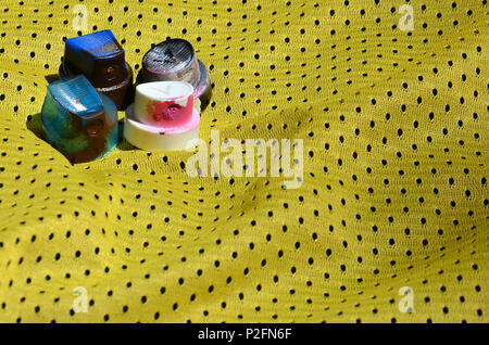 Plusieurs bouchons pour les pulvérisateurs de peinture aérosols utilisés se trouvent sur la chemise de sport d'un joueur de basket-ball fait de polyester Tissu. Le concept de la jeunesse l'art de la rue, Banque D'Images