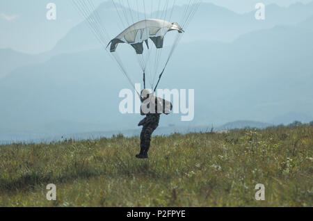 Parachutistes français du 35e Régiment d'artillerie parachutiste, 11e brigade de parachutistes effectuer une opération aéroportée avec des soldats du ciel 54e bataillon du génie de la Brigade et le 4e bataillon du 319e Régiment d'artillerie aéroporté, 173e Brigade aéroportée dans le cadre de l'exercice Colibri à Tarbes, France, le 22 septembre, 2016. Les parachutistes sont sortis d'un C-130 Hercules de la 153e Escadre de transport aérien, de la base de la Garde nationale aérienne de Cheyenne, Wyoming Air National Guard, comme ils participent à la formation multilatérale avec U.S, français, allemand, britannique et les forces espagnoles au soutien de Colibri 16. Environ 15 aviateurs, Banque D'Images