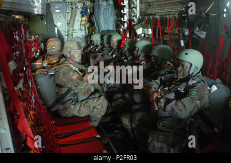 Parachutistes français du 35e Régiment d'artillerie parachutiste, 11e brigade de parachutistes à bord de l'avion d'effectuer une opération aéroportée avec des soldats du ciel 54e bataillon du génie de la Brigade et le 4e bataillon du 319e Régiment d'artillerie aéroporté, 173e Brigade aéroportée dans le cadre de l'exercice Colibri à Tarbes, France, le 22 septembre, 2016. Les parachutistes sont sortis d'un C-130 Hercules de la 153e Escadre de transport aérien, de la base de la Garde nationale aérienne de Cheyenne, Wyoming Air National Guard, comme ils participent à la formation multilatérale avec U.S, français, allemand, britannique et les forces espagnoles au soutien de Colibri 16. Env Banque D'Images