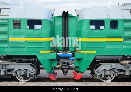 Transition entre deux trains électriques. Un petit couloir dans le rôle d'un portail entre les deux côtés de la cabine d'un train électrique russe Banque D'Images