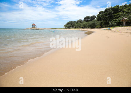 Petit temple at beach, Sanur, Denpasar, Bali, Indonésie Banque D'Images