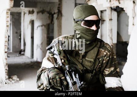 Visage complet fusil soldat garder sur les mains Banque D'Images