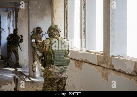 Vue côté soldat Airsoft cible objectif camouflage uniforme numérique Banque D'Images