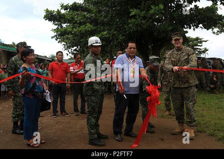 CAGAYAN, Philippines - Darwin A. Tobias (centre), le maire de Santa Ana, de la province de Cagayan, et le capitaine des Marines américain Andrew Nelson (à droite), l'assistance humanitaire civic officier responsable, la Compagnie Bravo, 9e Bataillon de soutien du génie, 3d Marine Logistics Group, a coupé le ruban qui représente le début d'un projet d'assistance civique d'ingénierie à l'école élémentaire pour Palawig débarquement amphibie des Philippines (PHIBLEX Exercice 33) Le 23 septembre 2016. PHIBLEX 33 est un américain annuel-armée philippine exercice bilatéral qui combine débarquement amphibie et de tir réel avec civ humanitaire Banque D'Images