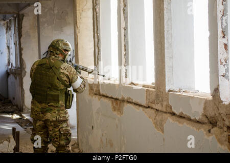 Vue côté soldat Airsoft cible objectif camouflage uniforme numérique Banque D'Images