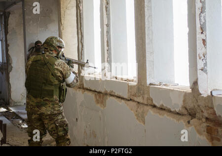 Vue côté soldat Airsoft cible objectif camouflage uniforme numérique Banque D'Images