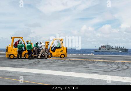 160923-N-OI810-128 MER DES PHILIPPINES (septembre 1994). 23, 2016) l'utilisation de chariots élévateurs pour transporter les marins sur les fournitures d'envol de la Marine est qu'avant-déployé, porte-avions USS Ronald Reagan (CVN 76), au cours d'un ravitaillement vertical en mer avec la commande de transport maritime de marchandises militaires et munitions ship USNS Charles Drew (T-AKE 10). Ronald Reagan est participant à l'exercice Valiant Shield en 2016, une biennale, U.S. champ non-entraînement avec un accent mis sur l'intégration de la formation conjointe entre les forces américaines. Cette formation permet la maîtrise mondiale dans le maintien de forces conjointes par la détection, la localisation, Banque D'Images