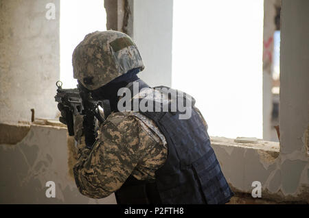 Soldat Airsoft vue arrière lorsque la cible Objectif Banque D'Images