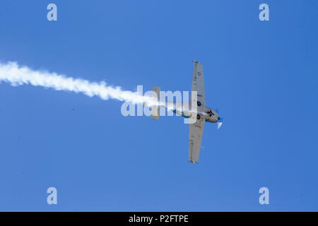 Steve Starvrakakis pilote effectue "un hommage à l'américain" de l'EFP dans un IRA-823 au cours de la 2016 MCAS Miramar Air Show à bord de Marine Corps Air Station Miramar, Californie, 23 septembre. L'IAR est peint dans des couleurs de camouflage de l'Armée de l'air et la jungle des marquages du 8e Escadron d'opérations spéciales stationnés à la base aérienne de Bien Hoa, Vietnam, en 1970. Le MCAS Miramar Air Show en vedette des artistes de renommée mondiale, les équipes de démonstration de vol militaire, les capacités de l'Équipe spéciale air-sol marin et célèbre la relation de longue date de Miramar avec la communauté de San Diego. (U.S. Marine Co Banque D'Images