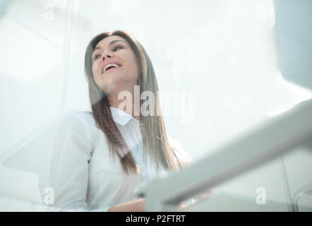À travers la vitre.thoughtful business woman sitting at the 24 Banque D'Images