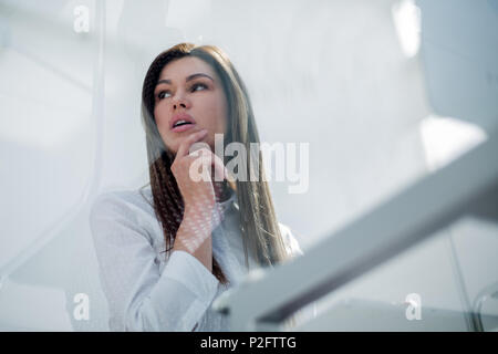 À travers la vitre.thoughtful business woman sitting at the 24 Banque D'Images