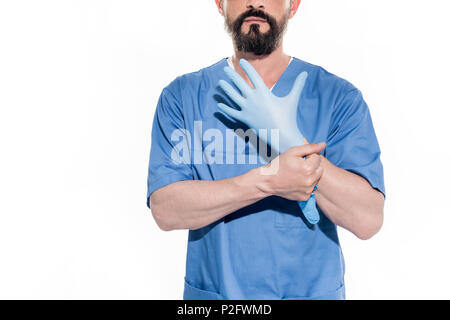 Cropped shot of middle aged barbu portant des gants médicaux médecin isolated on white Banque D'Images